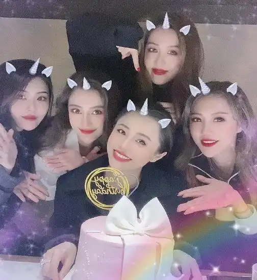 angelababy参加张大大庆生派对,挤不进富二代大合照
