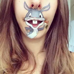 唇上艺术英化妆师在嘴唇上画生动卡通人物走红