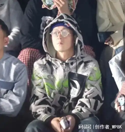 上海时装周,劣迹艺人复出了,邓超脸垮了,网友被52岁胡兵惊艳了