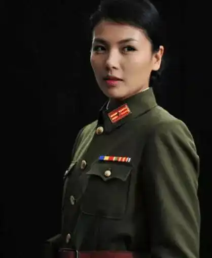 女星军装,赵丽颖可爱,杨幂漂亮,而她迷倒吴京