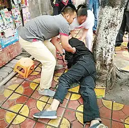 为他竖起大拇指五旬大叔摔倒重庆暖男主动上前扶起