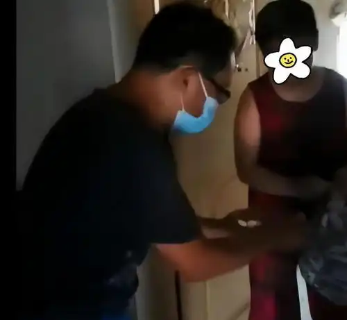 两个师傅上门修空调,修完之后大妈掏出6块2毛钱,还说只有这么多