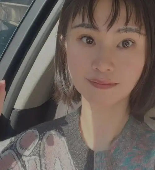 这个中年女人不简单,50岁看着像20出头,穿衣搭配没有一点大妈感