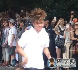 这豪放不羁的发型也是看醉了