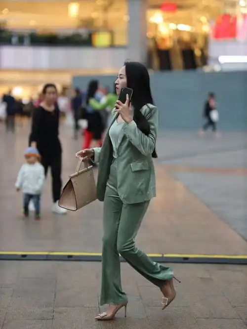绿色毛呢西装更加抢眼,凸显小姐姐的大长腿,充满都市女强人气息
