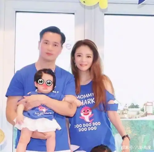 安以轩和老公为儿子庆生,夫妻同框好甜蜜,她40岁的状态却成亮点