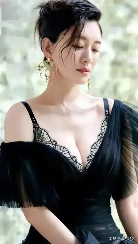 李小冉身材真的好,都48岁了依然风韵犹存