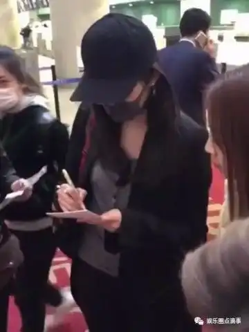 这个女孩是谁在机场打电话的中年大叔忍不住多看了关晓彤一眼