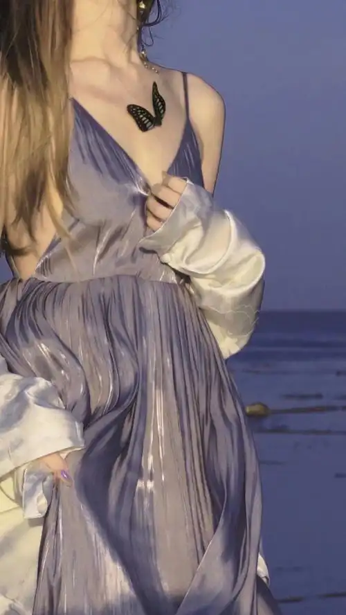 为什么我看元气壁纸,旁边女的也要,她弄的壁纸是美女,为啥不是男的,难不成你们也有爱好女的吗