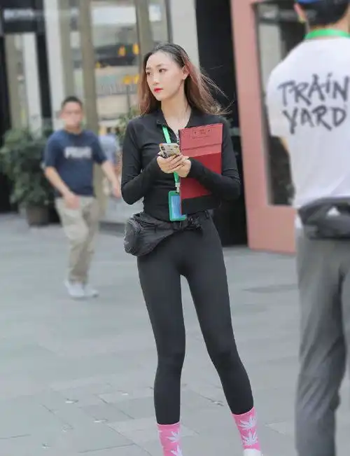窈窕纤细的长腿小姐姐,搭配瑜伽裤更有气质