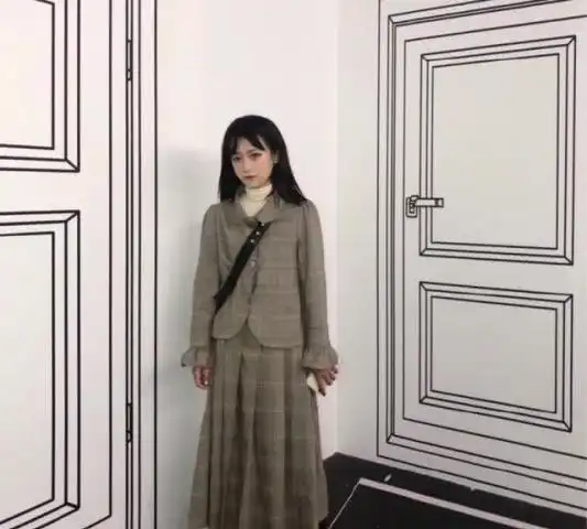 情侣头像做黑暗里孤独凶猛的鬼,别在灯红酒绿中谈着感情皱着眉