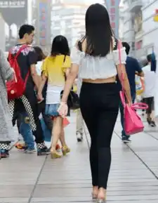 街拍清纯透视背影小姐姐,还穿地这么紧