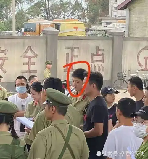 肖战新剧已实锤军装加身英姿飒爽,短发精干破茧成蝶