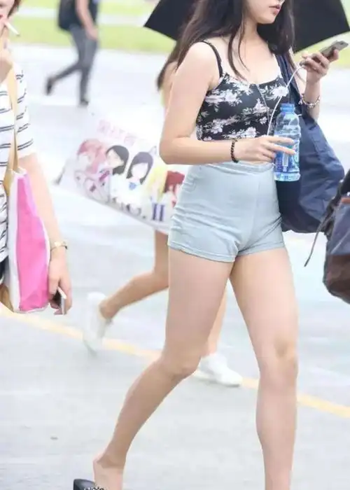 短裤小姐姐秀出修长美腿,就是太冷了