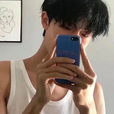 拿手机挡脸的简约干净男头手机拍照