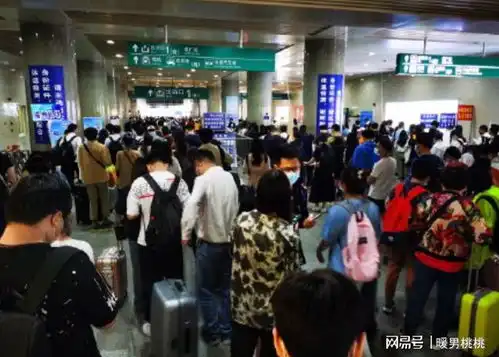 实拍福州火车站南北站拥挤的画面