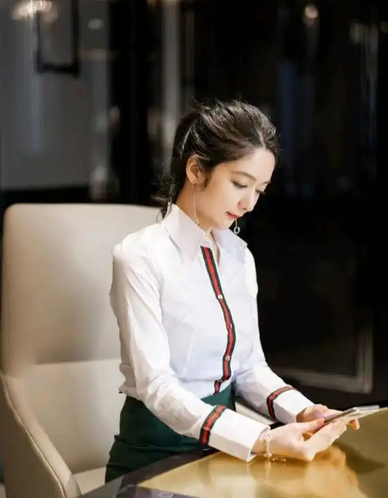 美女白衬衫,搭配绿色裙装个性十足,高跟鞋魅力无限