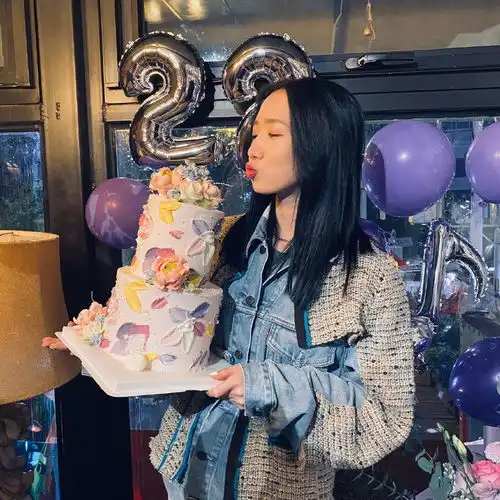 孟美岐和好友cc的生日照片,每一张都美到可以直接当壁纸了