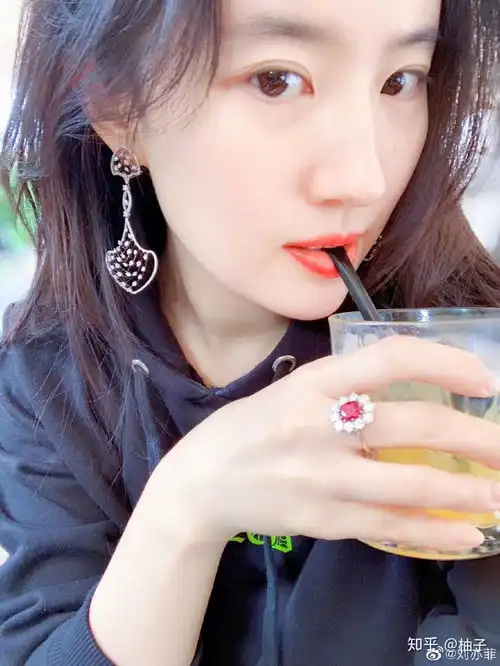 刘亦菲是单眼皮还是双眼皮