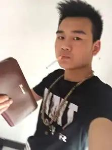 我买了个男士手包,花了289拿在手上是不是很丢脸但是买了不用又浪费怎么办