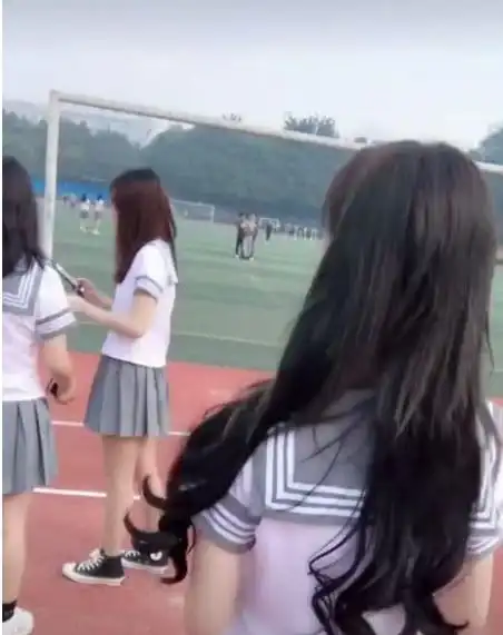 学校背影小姐姐意外走红,网友糟了,初恋的感觉