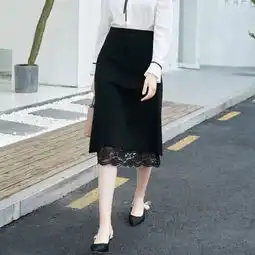 比小黑裤更流行的,是小黑裙,显瘦又高级,还多了女人味
