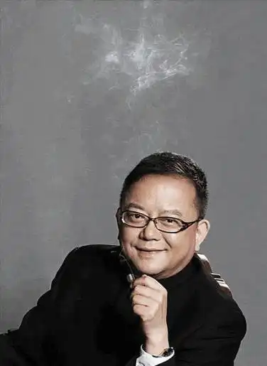 王刚举步维艰,妻子每月花销上百万,他和儿子相差60岁,你咋看