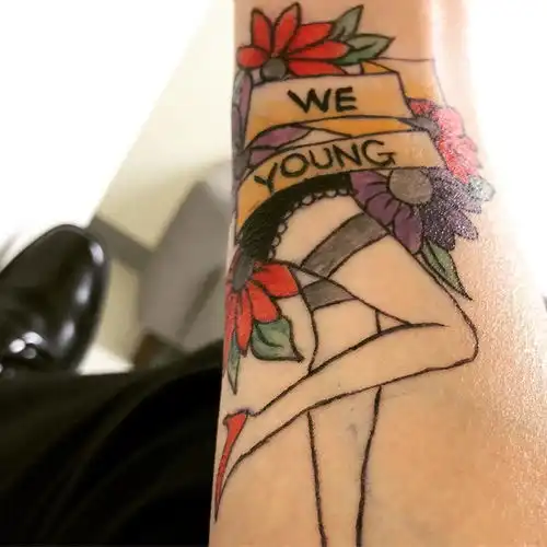 彩色纹身描上身大家都是青年人