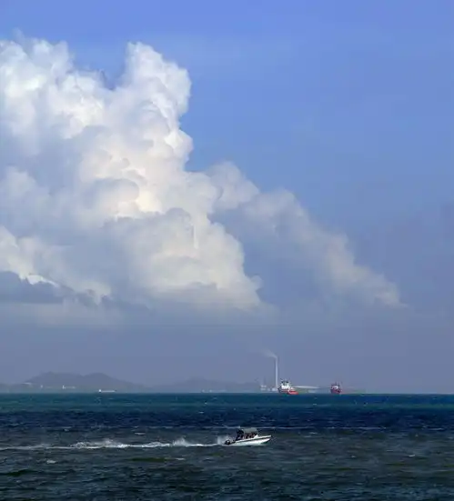 蓝天.....阳光......白云....大海.....家.....
