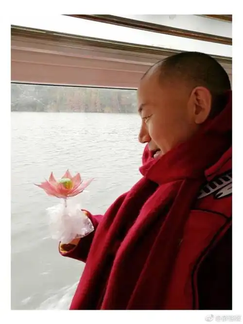 胡歌前女友薛佳凝自曝皈依佛门修行已近一年,网友留言希望二人复