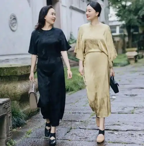 建议50女性尽量别穿花裙烫大妈卷看上海阿姨这样打扮,多洋气减龄