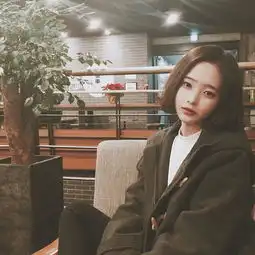 求与这张照片里的人物相同的照片,越多越好