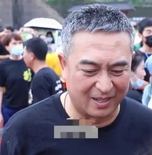 51岁张嘉译现身横店拍新戏,一头白发显憔悴,身体状态令人担忧