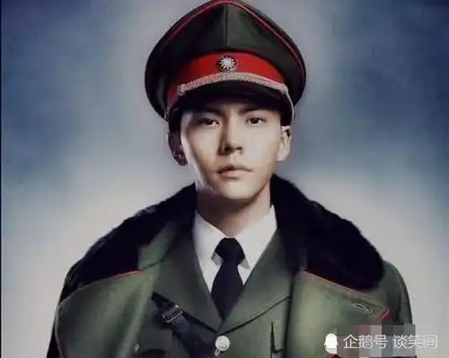 男星穿军装什么颜值陈伟霆威风凛凛,钟汉良深情款款,看到他英姿飒爽