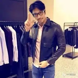 同龄人在给子女带娃,他在秀颜值身材