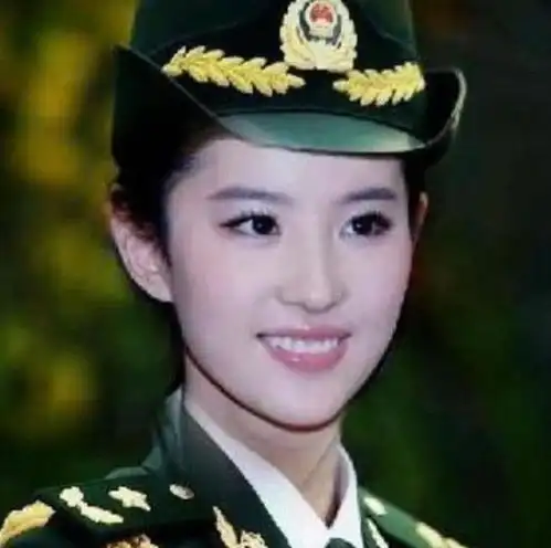 当红女星穿上军装,杨幂高颜值,热巴霸气,她才是真正的军人