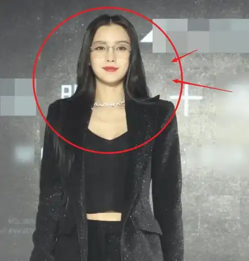 杨颖离婚后气质大变垫肩西装配透明眼镜,禁欲系穿搭真性感