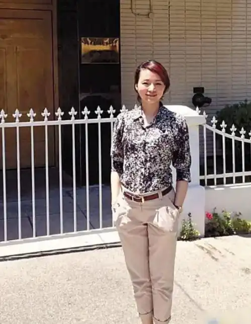 路人偶遇董卿,身材平平无奇,素颜普通至极,站姿豪放不羁