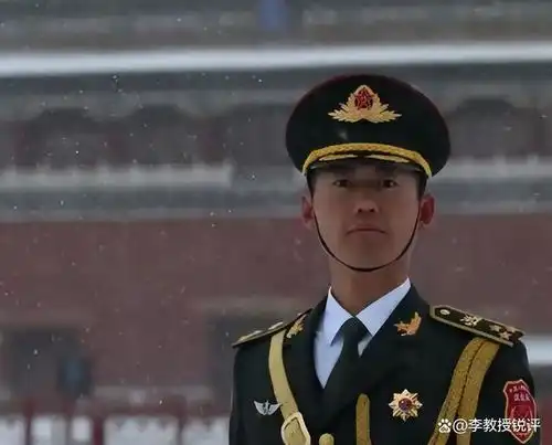 张子轩,国旗升旗手,退役重新穿上新军装,显得格外的精神