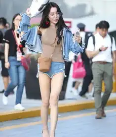街拍一袭牛仔热裤露出白皙大长腿,超模气质明显