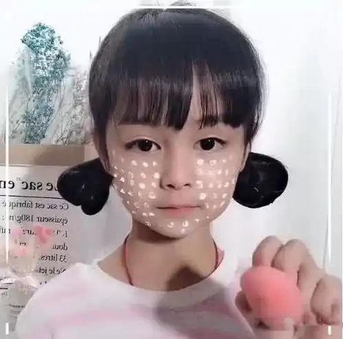 小学生偷用妈妈的化妆品,看到化完妆的成品后,网友自愧不如