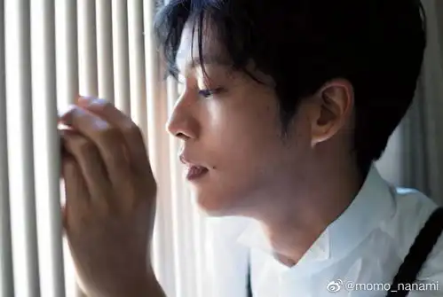 组图松坂桃李拍恶男写真黑白礼服绅士风度十足
