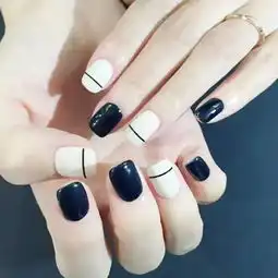 极简风浅色系美甲简直可以酷毙了