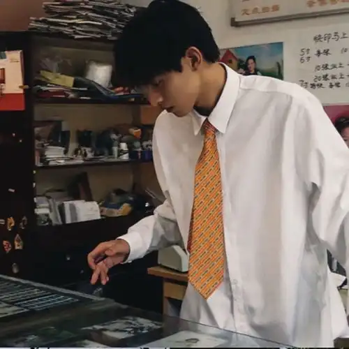 男生头像忘掉种过的花,去爱有结果的树