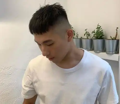 男生留背头发型太油腻了夏天应该剪这4款,清爽干净又帅气