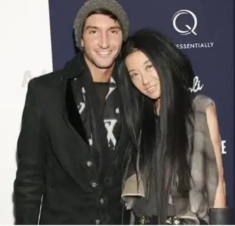 63岁离婚,牵手27岁男友,身家40亿的王薇薇,邓文迪都要自愧不如