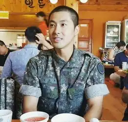 除了宋仲基,他们的军装照也很撩人