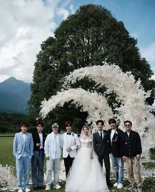 廖语辰晒和苏醒合照,一起参加陆虎婚礼,苏醒喂水喝画面真的太甜