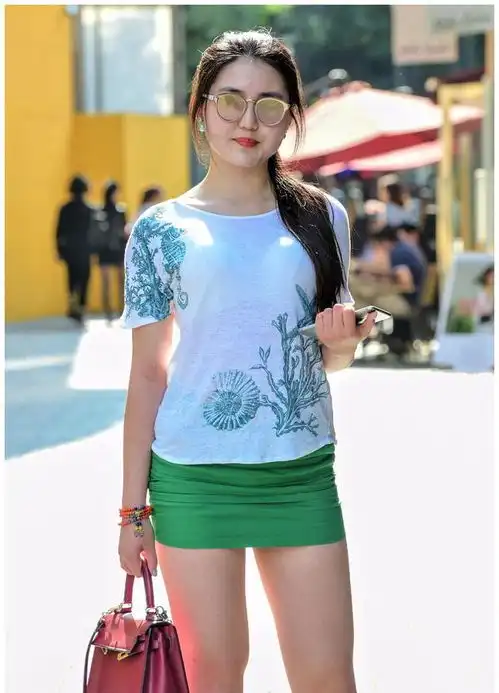 气质清纯的白衬衫小姐姐,包臀裙下的美腿,让人欲罢不能