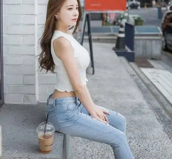 美女街拍清爽别致的紧身牛仔裤小姐姐,穿出时尚女神范儿